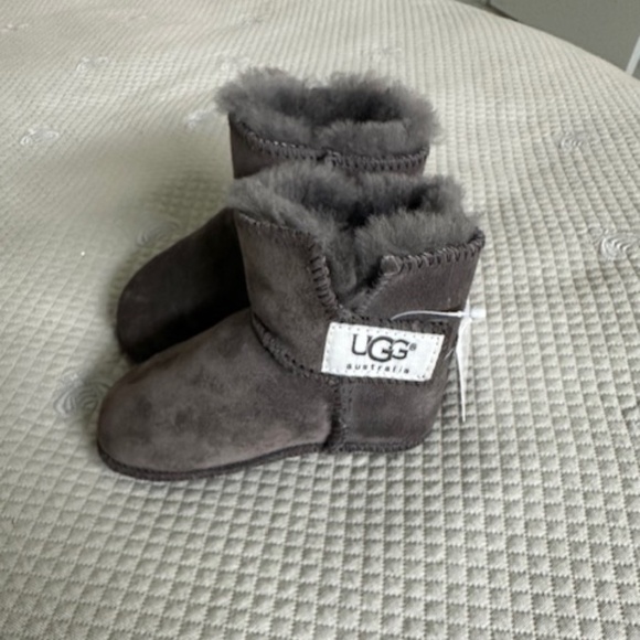 UGG Unisex Baby Infant Erin Suede Sheepskin Boots, Charcoal Color, Real Lamb Fur - Picture 3 of 6